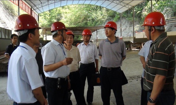 图一:项目经理王宗文(左二)向杜金烈指挥长(右二)